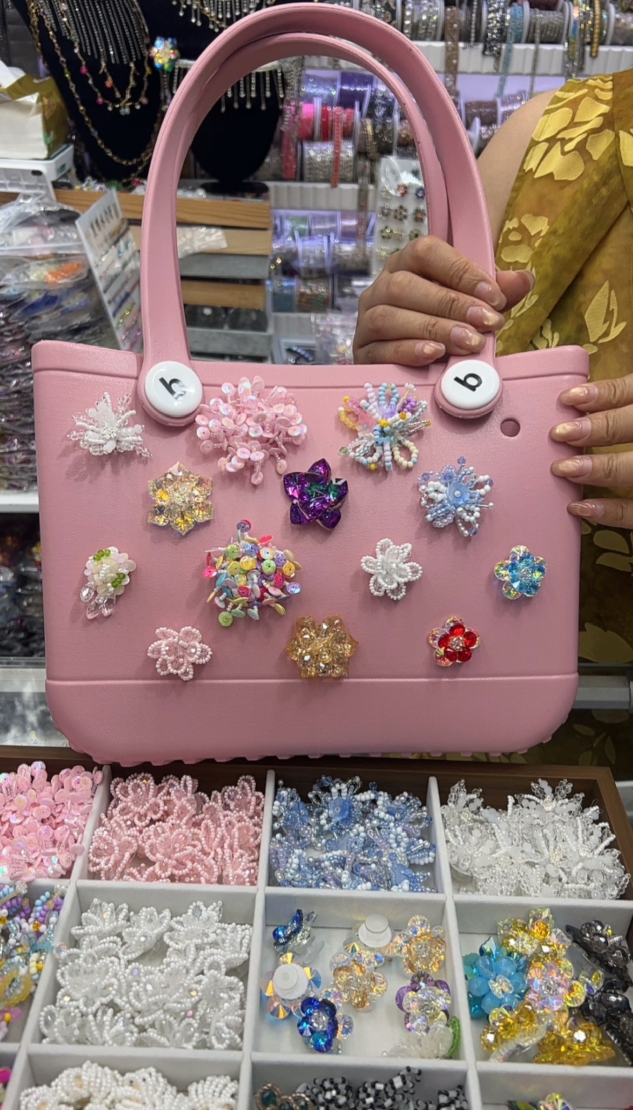 Best-selling Crocs, DIY accessories, exaggerated woven clothing accessories, and free combination of accessories Application Scenario