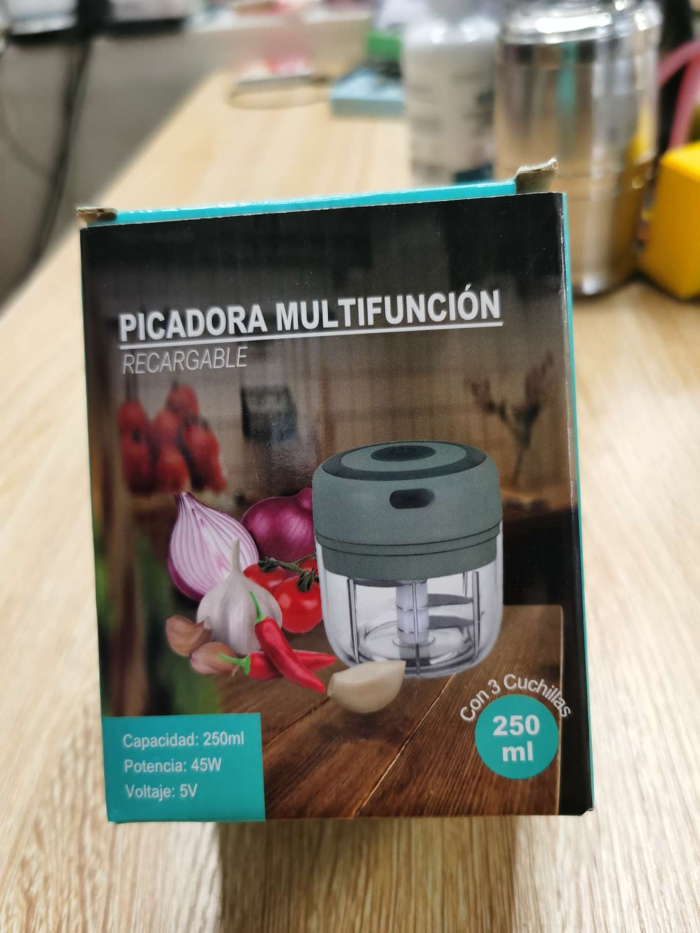 Wireless electric garlic mixer, garlic mashing machine, garlic mincing machine, garlic mincing and stirring, multi-functional kitchen, household small mini garlic press, kitchenware Application Scenario