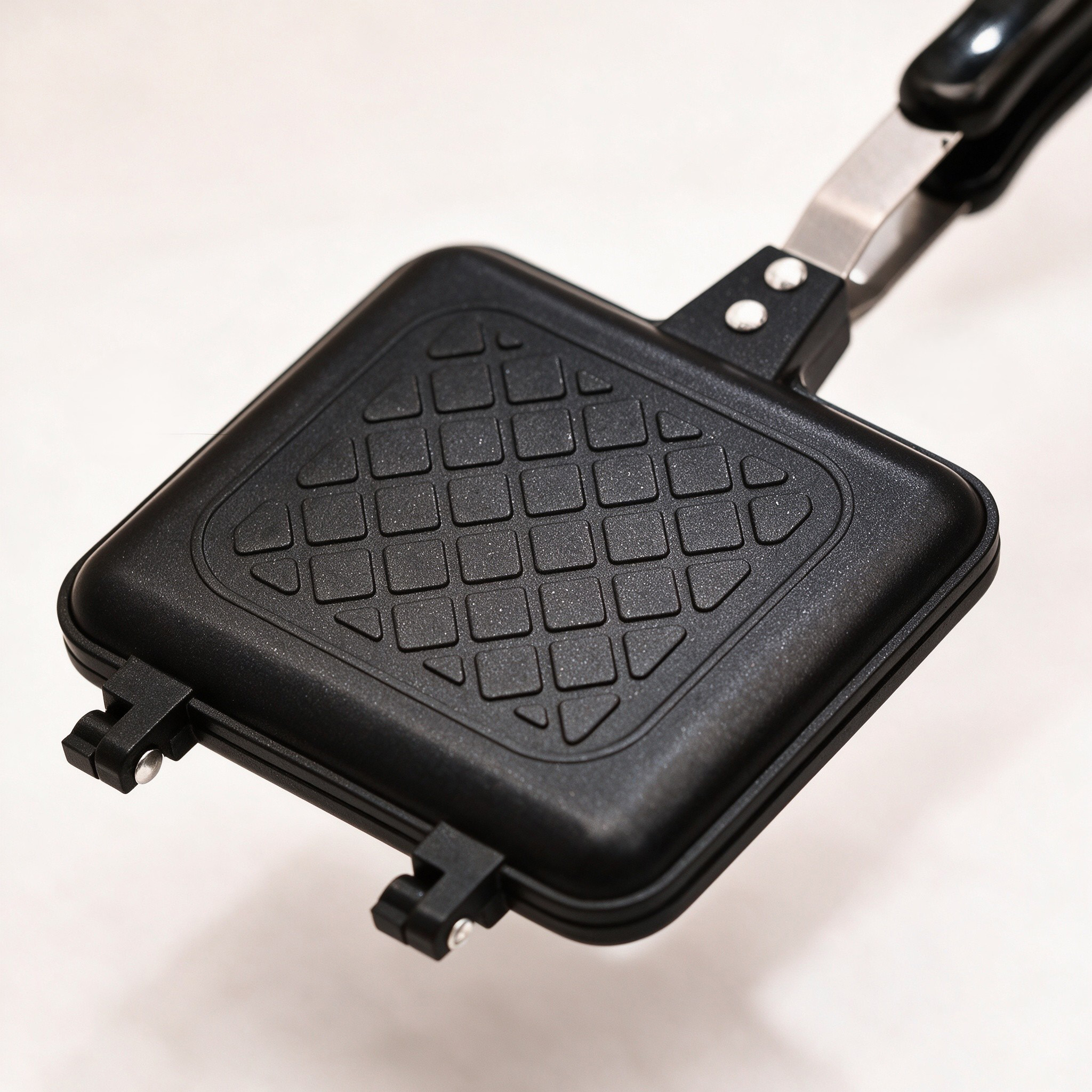 CGUCOOK patterned non-stick sandwich baking tray, non-stick pan, home portable multi-functional breakfast machine, egg and toast pressing mold, Japanese sandwich on both sides Application Scenario