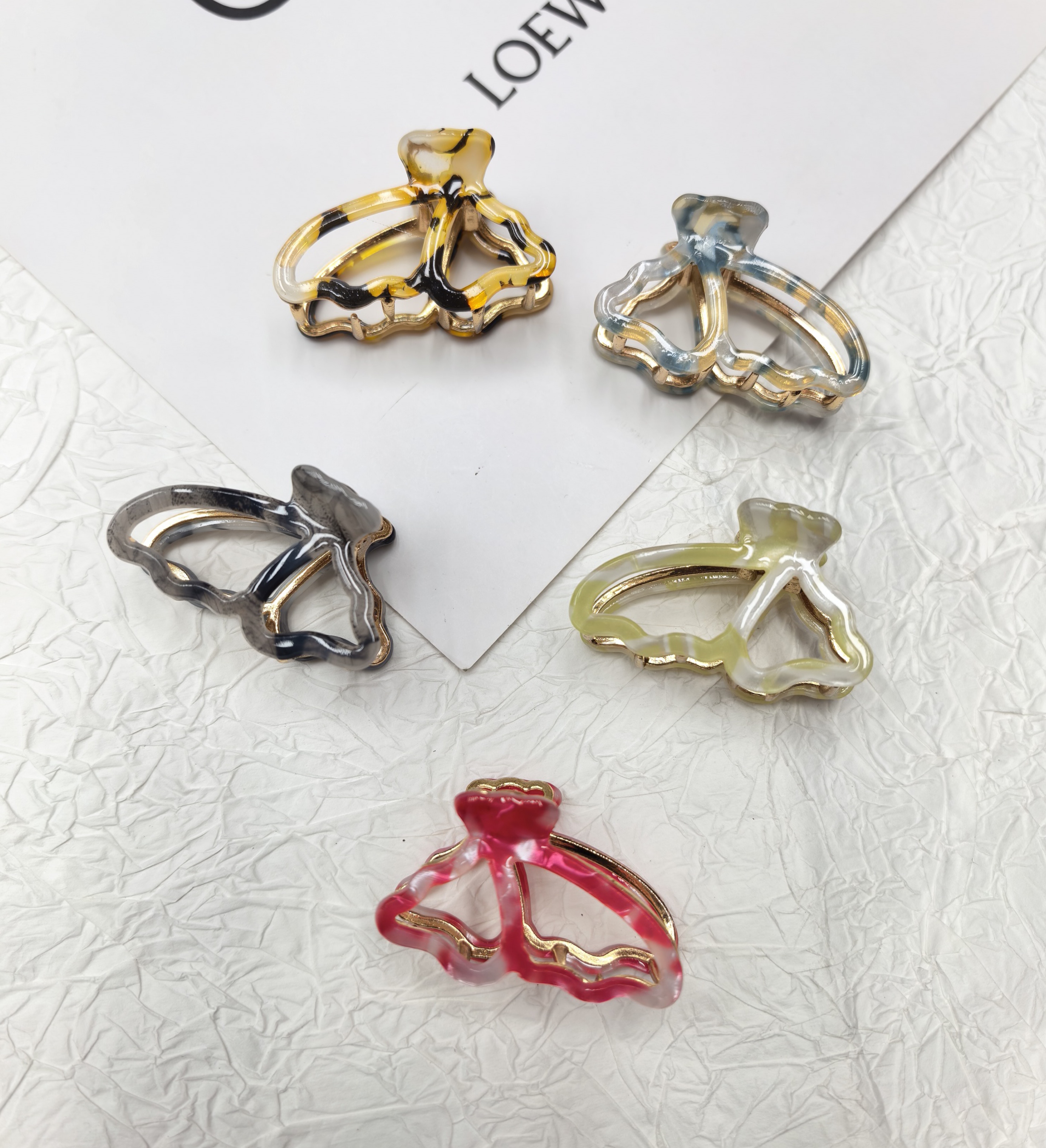 The new high-end acetate hairpin for women, with a unique style, features a shark clip clip on the back of the head