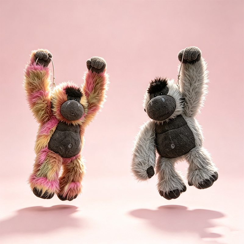 عبر الحدود، فإن دمية الغوريلا البريطانية الملونة "في جيليكات" (Jellycat)، حول مجموعة من الرسوم الكاريكاتونية الحيوانية المجردة، تُلقى على هدايا أطفال محشوة بأطفال الشرطة