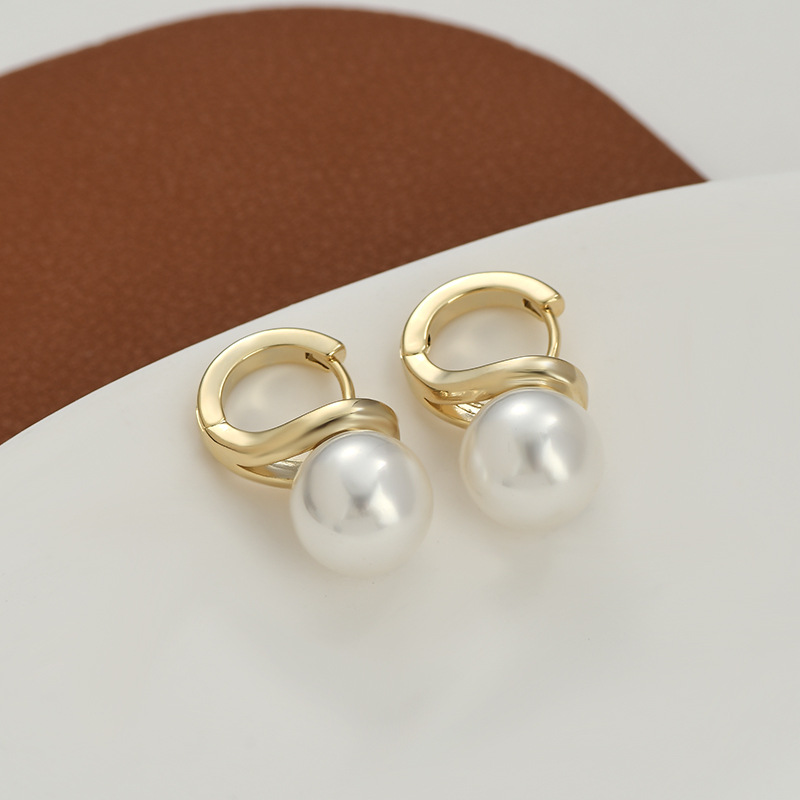 The silver large pearl twisted ear buckle is a simple and cold-toned C-shaped buckle with large ear studs, exuding an air of nobility Application Scenario