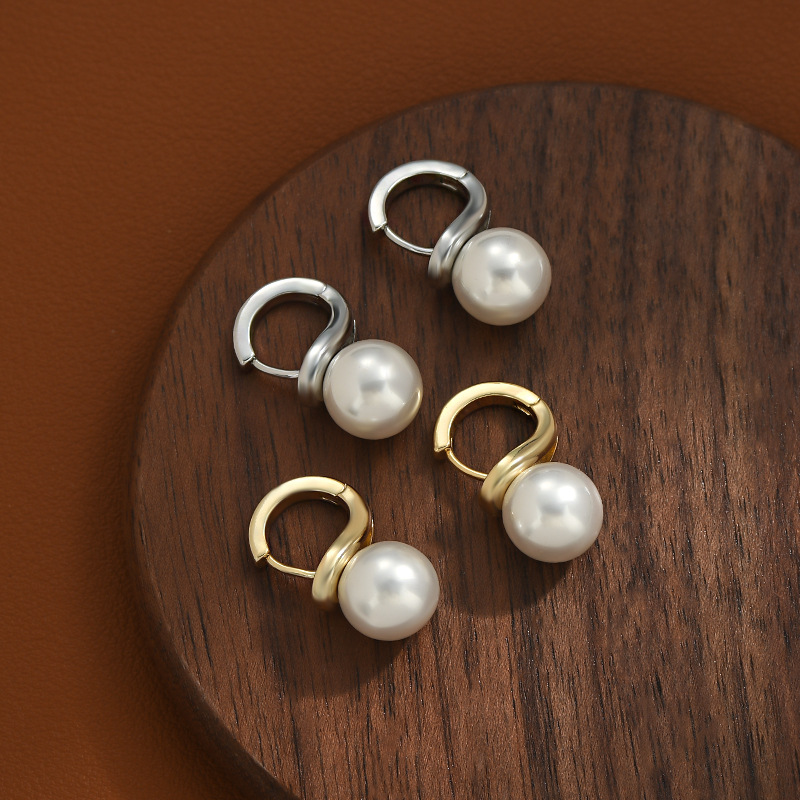 The silver large pearl twisted ear buckle is a simple and cold-toned C-shaped buckle with large ear studs, exuding an air of nobility full image