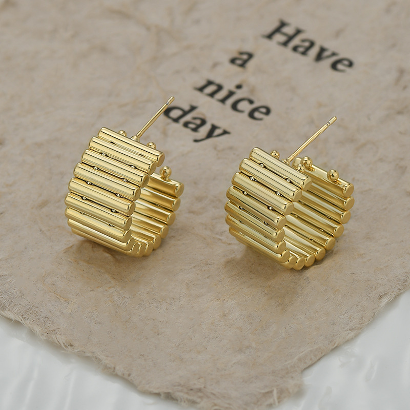 Strip-stacked C-shaped ear rings for women, multi-layer cylindrical metal three-dimensional ear studs, heavy industry, golden geometric earrings supply Application Scenario