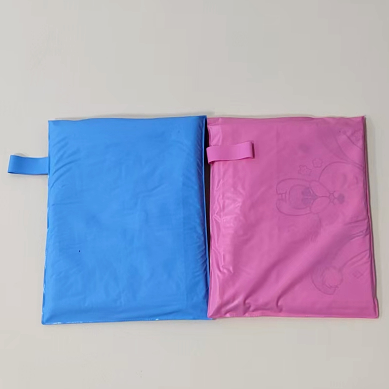 Li Wang Wholesale thickened cartoon children's schoolbags and raincoats, lightweight one-piece PVC hidden schoolbags for kindergartens, student raincoats Application Scenario