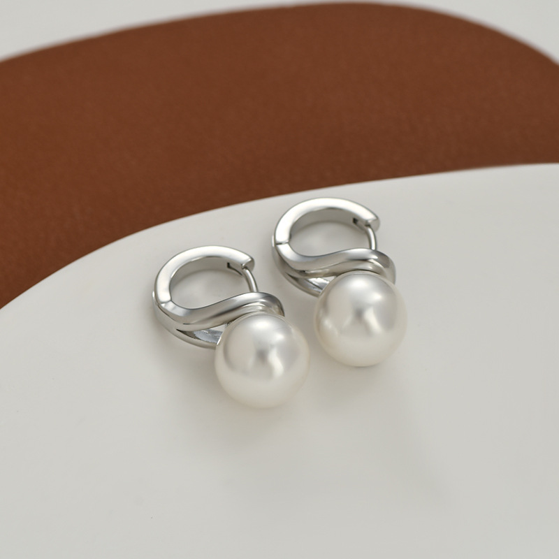 The silver large pearl twisted ear buckle is a simple and cold-toned C-shaped buckle with large ear studs, exuding an air of nobility Item Picture