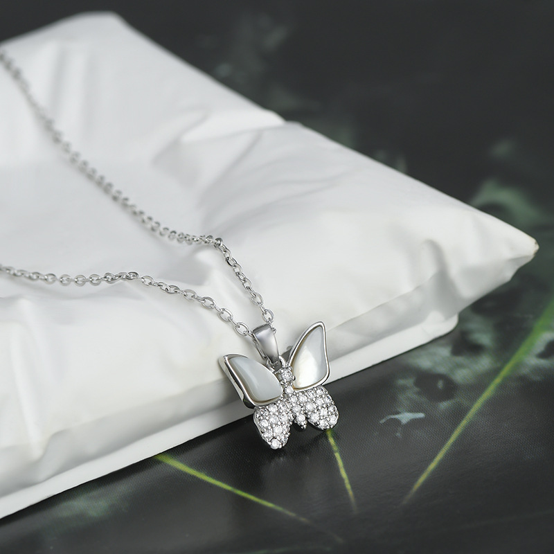 A light luxury mother-of-pearl and diamond-encrusted butterfly necklace, a half-mother-of-pearl and half-diamond butterfly collarbone chain, a fairy-like and versatile necklace for ladies' commuting and dates Application Scenario