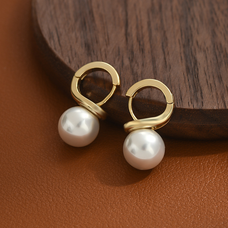 The silver large pearl twisted ear buckle is a simple and cold-toned C-shaped buckle with large ear studs, exuding an air of nobility details Picture
