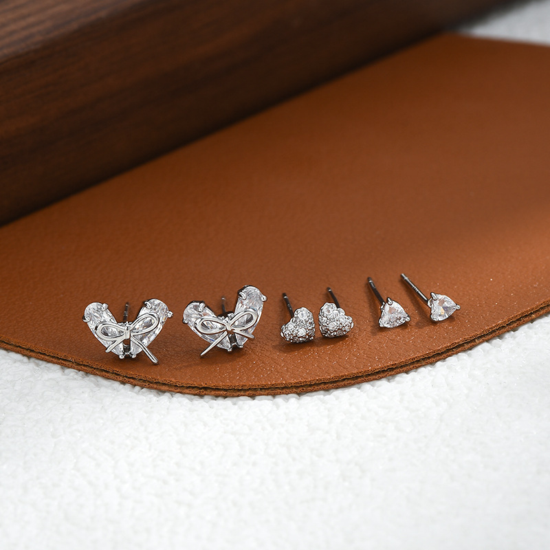 A small, exquisite and elegant heart-shaped bow with three pairs of earrings per clip, a versatile daily accessory Item Picture