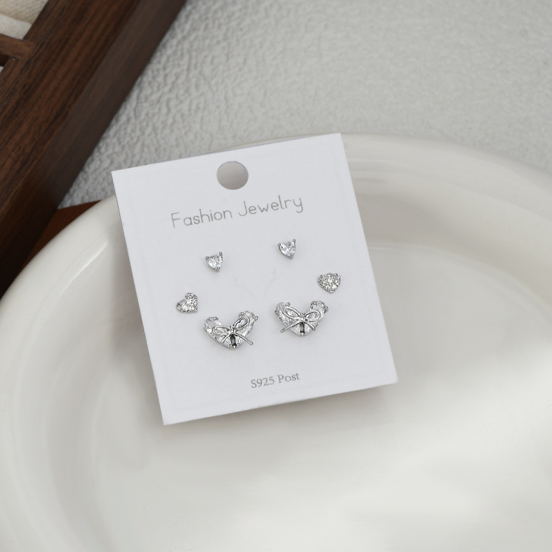 A small, exquisite and elegant heart-shaped bow with three pairs of earrings per clip, a versatile daily accessory Specification image