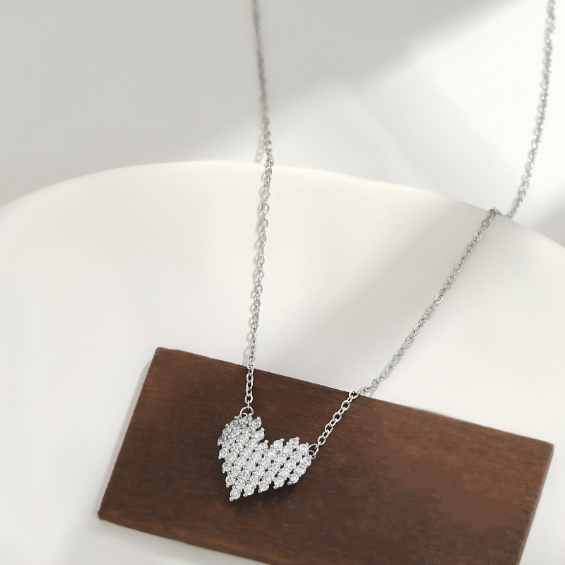 Full diamond heart-shaped golden necklace for women, closely set with small diamonds, full heart pendant, fine O-chain, sweet and light luxury collarbone chain supply Item Picture