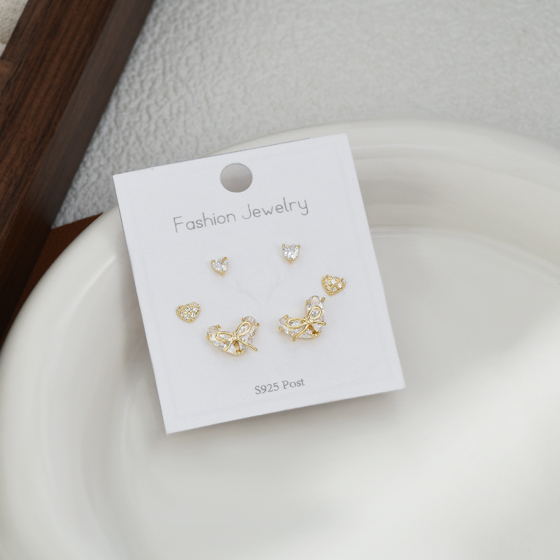 A small, exquisite and elegant heart-shaped bow with three pairs of earrings per clip, a versatile daily accessory details Picture