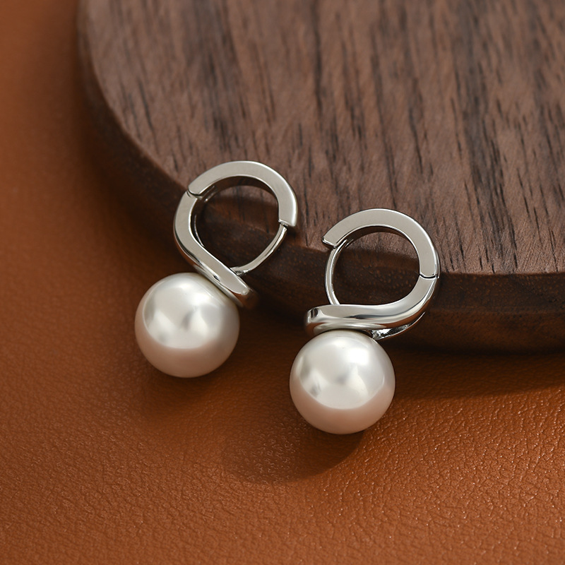 The silver large pearl twisted ear buckle is a simple and cold-toned C-shaped buckle with large ear studs, exuding an air of nobility Specification image