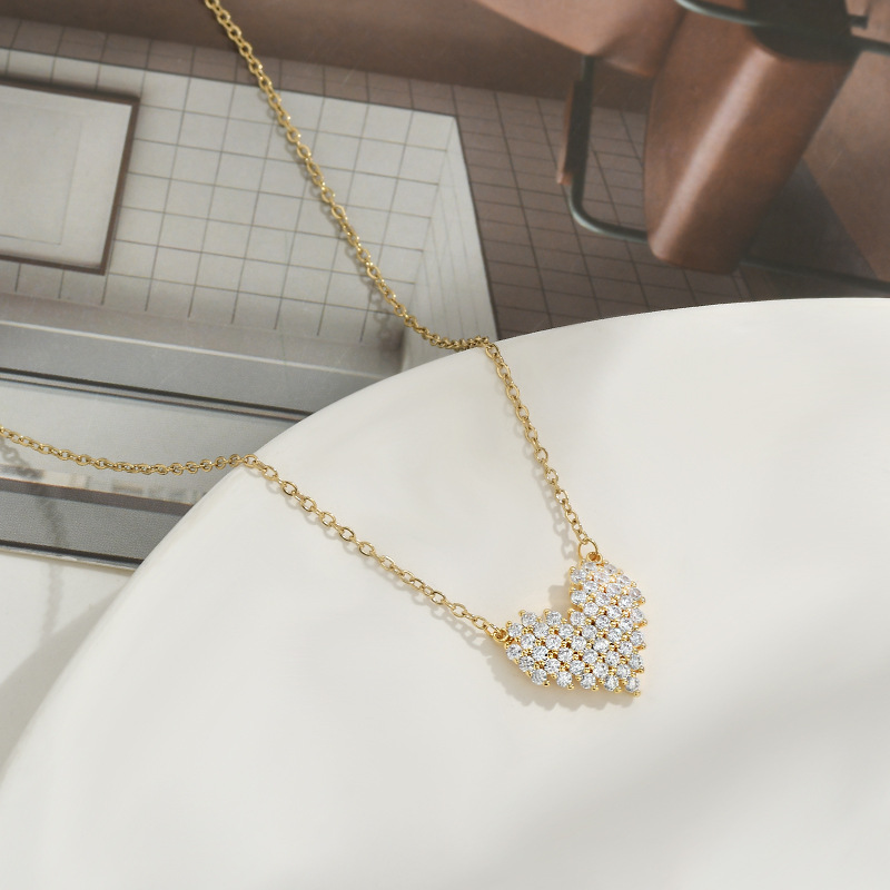Full diamond heart-shaped golden necklace for women, closely set with small diamonds, full heart pendant, fine O-chain, sweet and light luxury collarbone chain supply Application Scenario