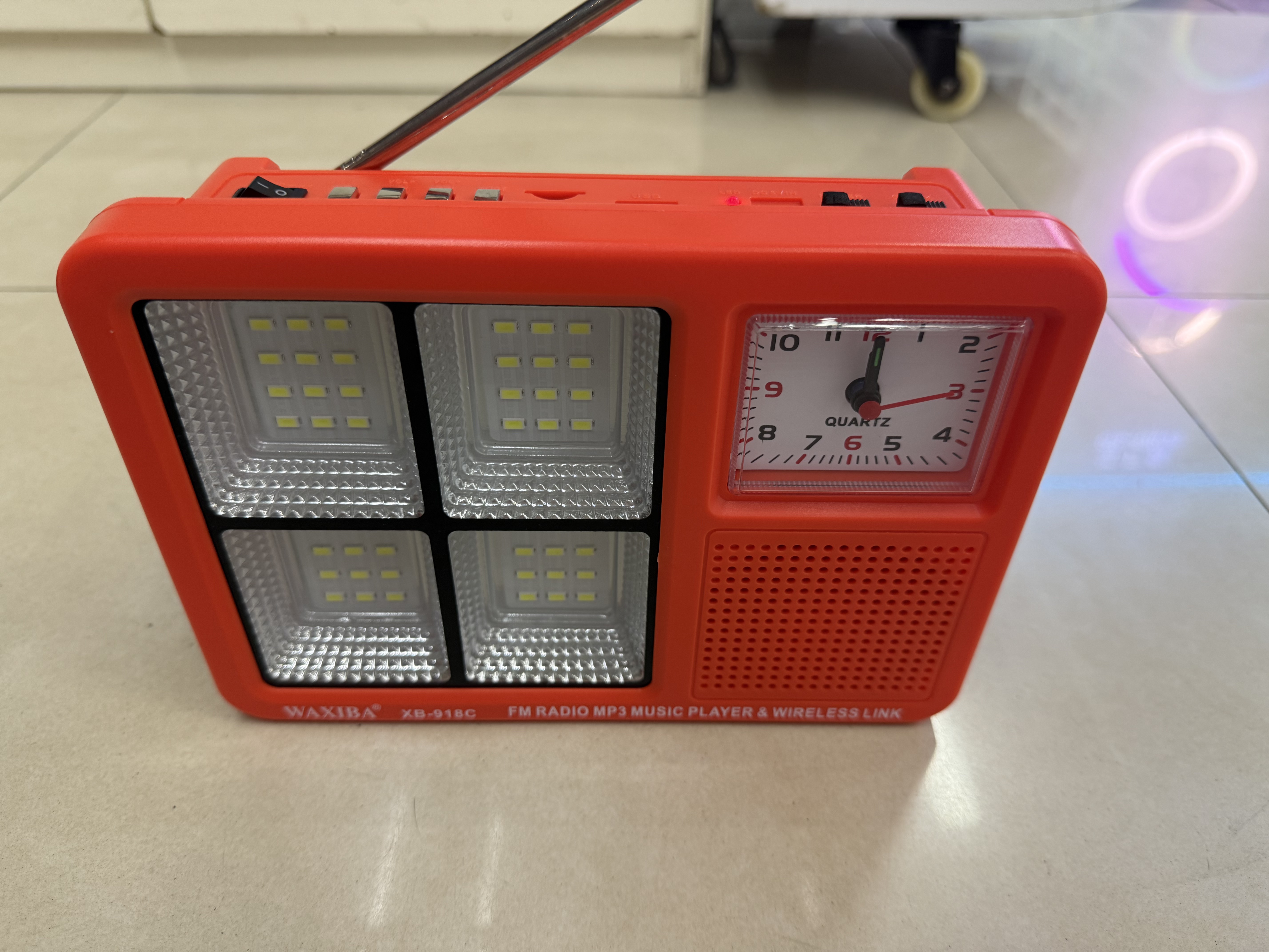 The XB-918C solar panel radio with a clock and light can be used for lighting in the wild, camping, outdoor equipment, emergency disaster relief, FM Bluetooth speaker, USBTF card to play music, external power supply, and multi-functional photovoltaic panel details Picture