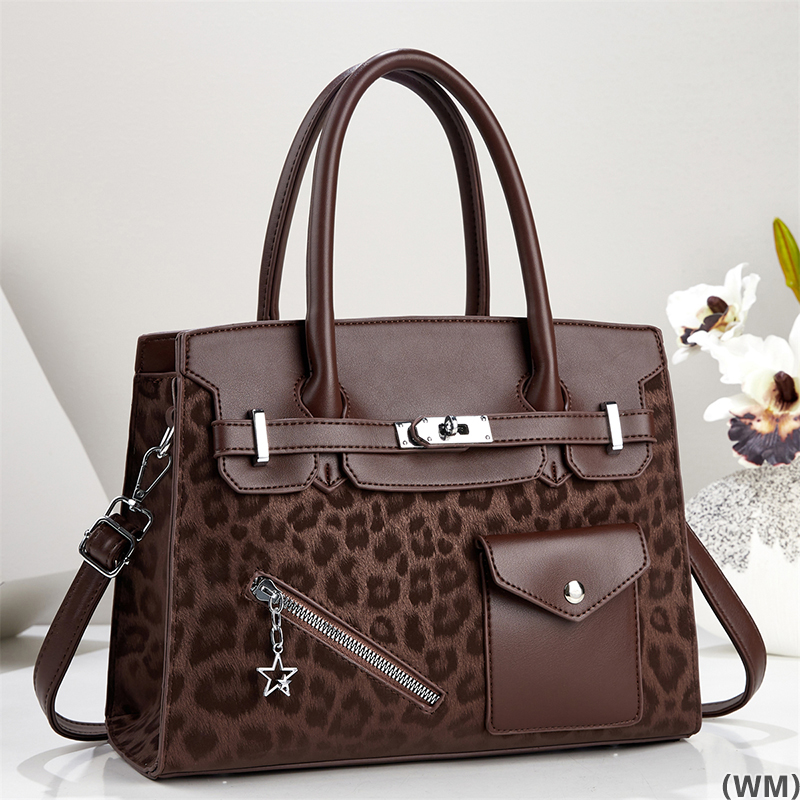 The new leopard print women's bag, hand-held shoulder and crossbody mom bag from Meifang Bag and Yiding Bag Industry is fashionable and versatile Application Scenario