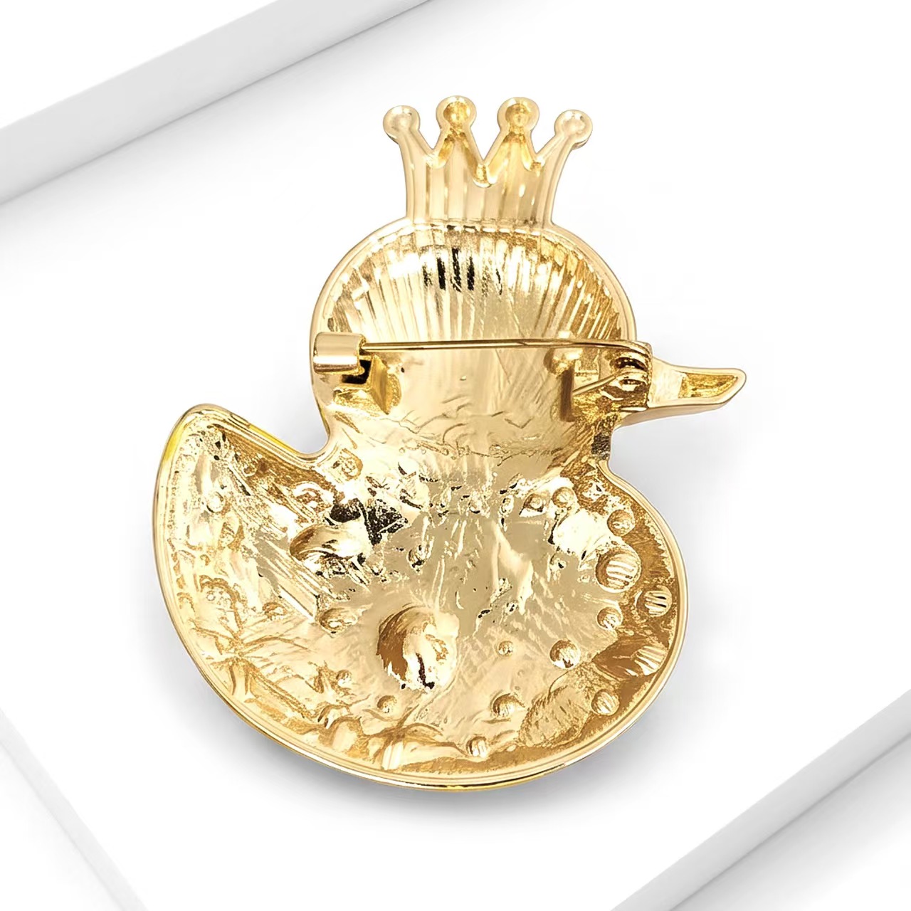 Korean style new cute duck brooch, simple and versatile animal brooch accessory pin wholesale Application Scenario