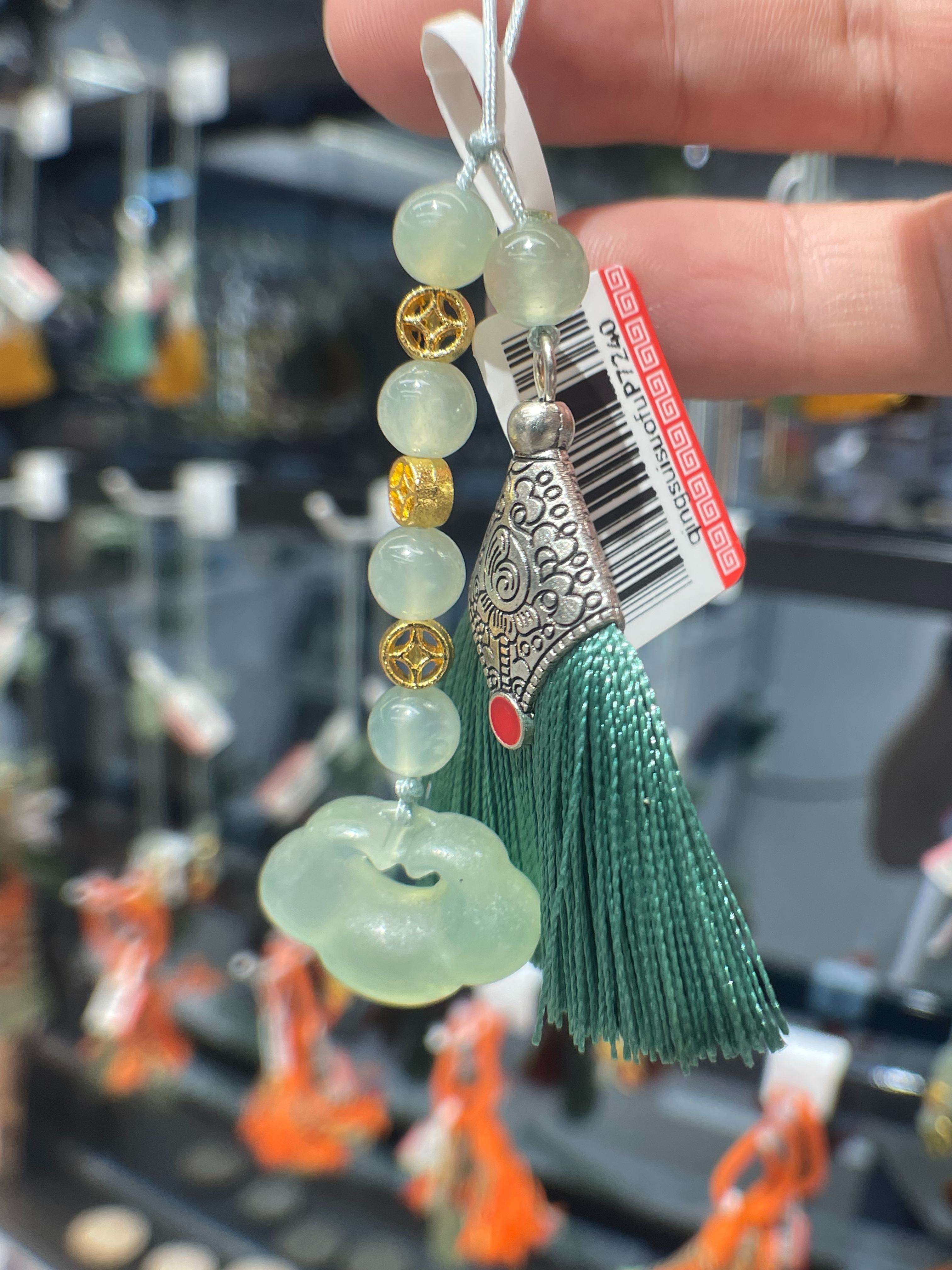 Fashionable and simple Xiangyun lock pendant, a trendy accessory for both men and women, a car pendant, a bag pendant Item Picture