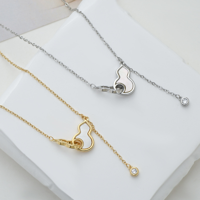 This Chinese-style mother-of-pearl gourd pendant tassel necklace with a loop design is a versatile and popular online celebrity necklace