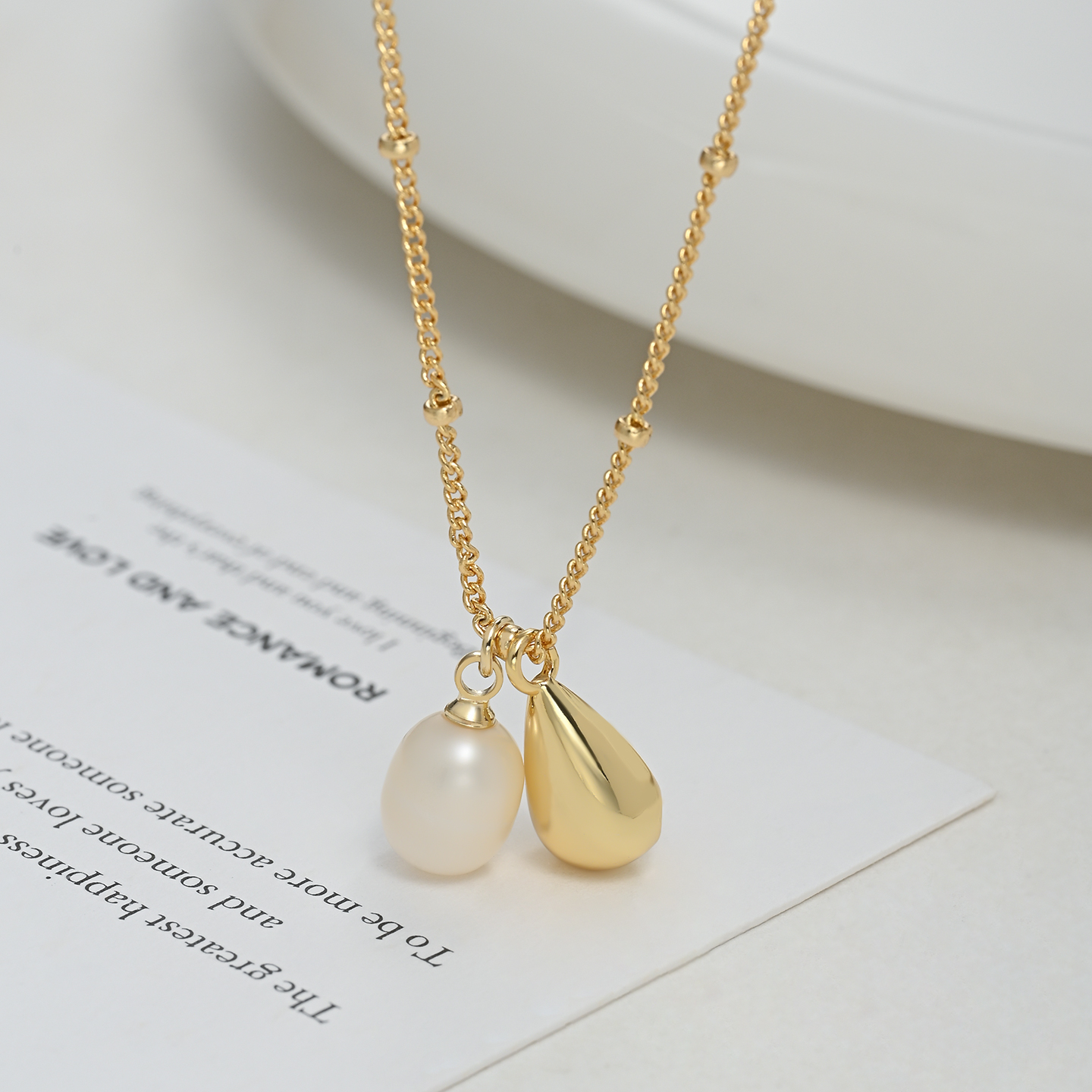 French metal water drop double pendant necklace for women, simple and elegant, gentle commuting style, collarbone chain accessory Application Scenario