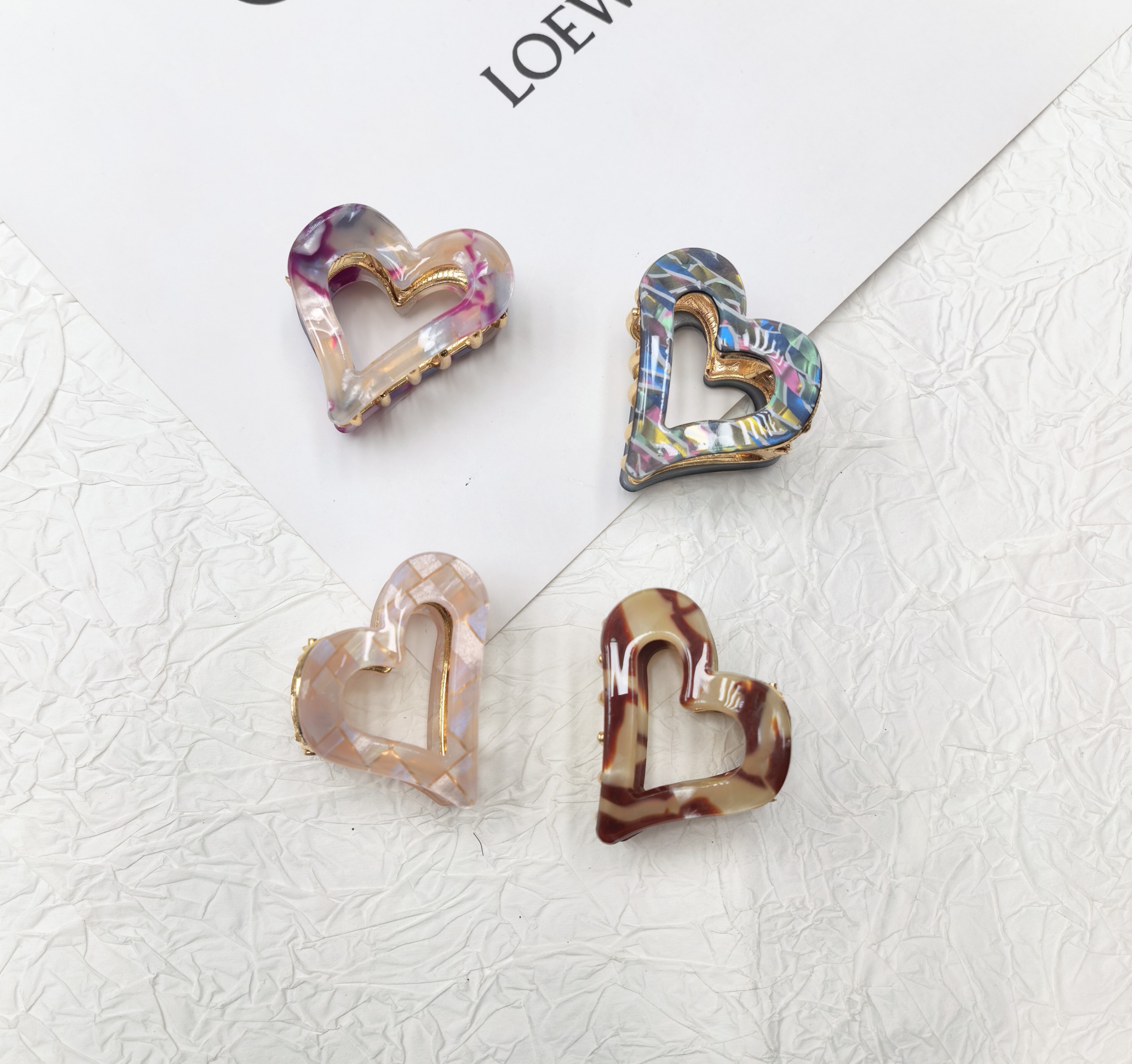 A new high-end shark clip hair accessory with a heart-shaped hairpin, a small female claw clip, and a clip on the back of the head full image
