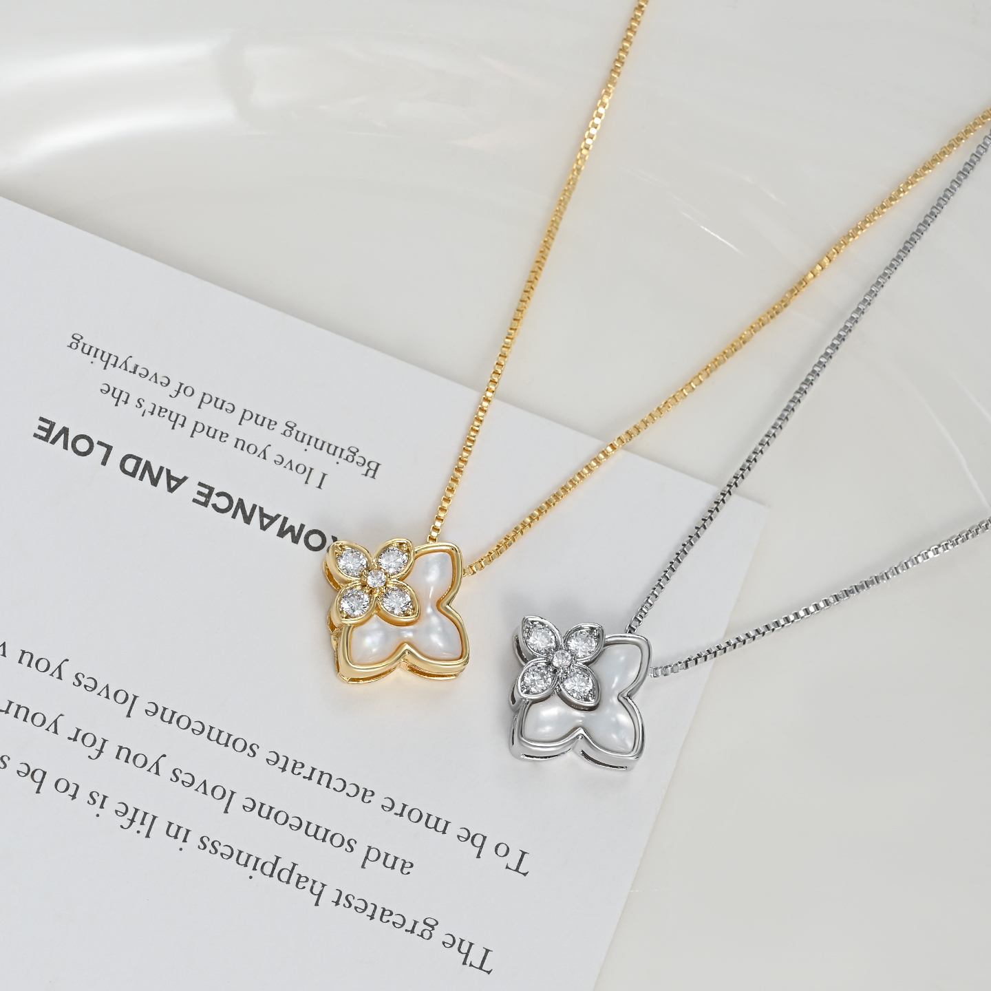 Golden white mother-of-pearl double flower four-leaf clover necklace for women, French light luxury and high-end commuter style collarbone chain accessory full image