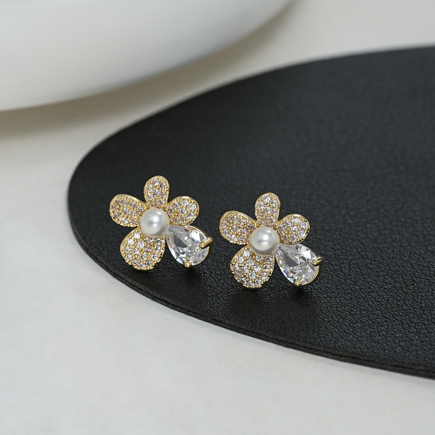 Retro-style exquisite, compact and versatile ear studs with floral and diamond-encrusted luxury and versatility details Picture