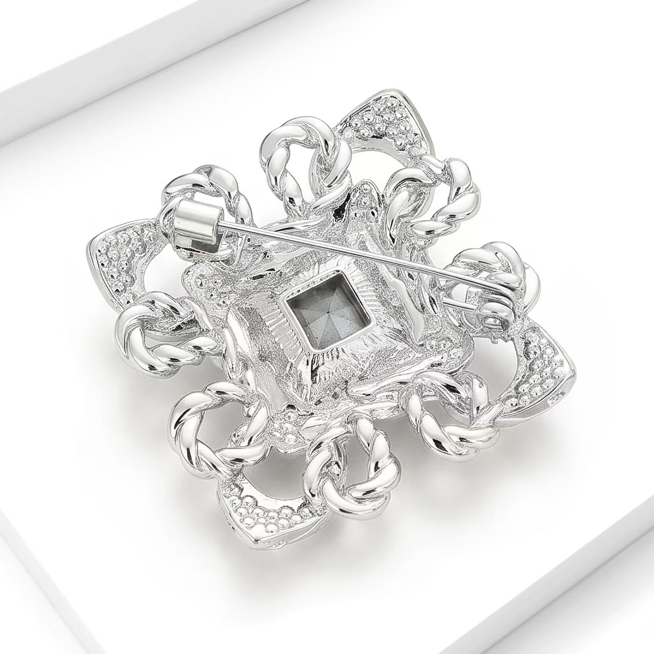 Wholesale of high-end design glass Baroque brooches, light luxury and high-end corsages, women's accessories Application Scenario