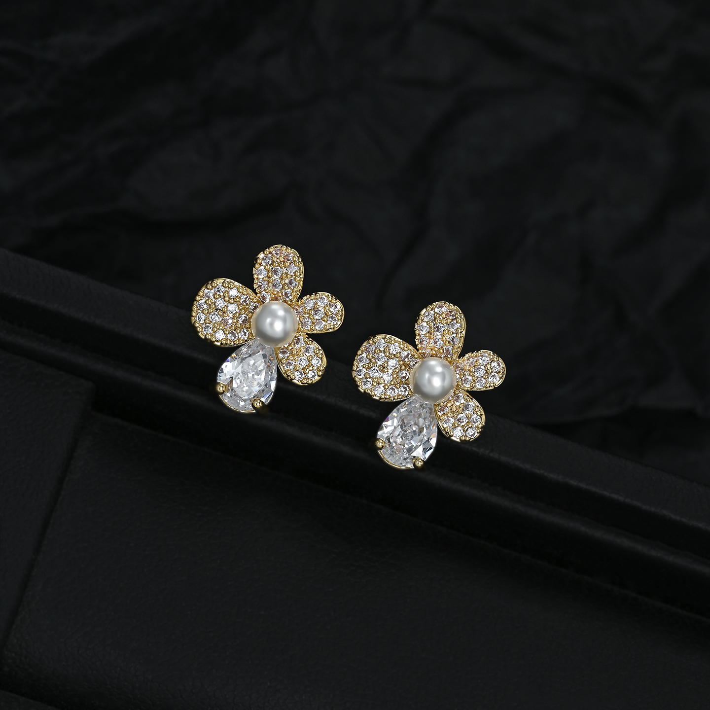 Retro-style exquisite, compact and versatile ear studs with floral and diamond-encrusted luxury and versatility Specification image