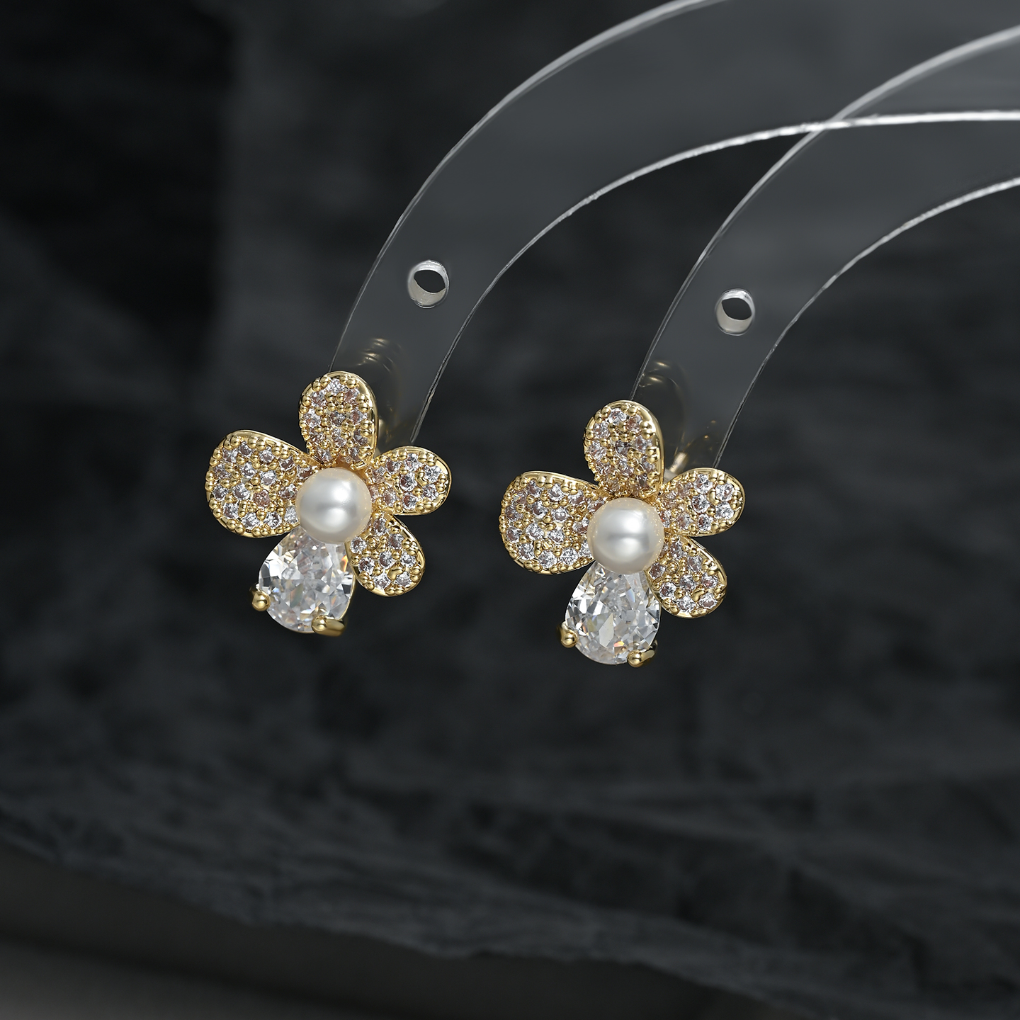 Retro-style exquisite, compact and versatile ear studs with floral and diamond-encrusted luxury and versatility Item Picture