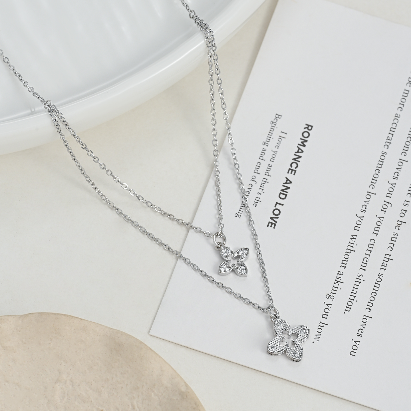 Exquisite, elegant, and grand four-leaf clover commuter collarbone chain necklace Specification image