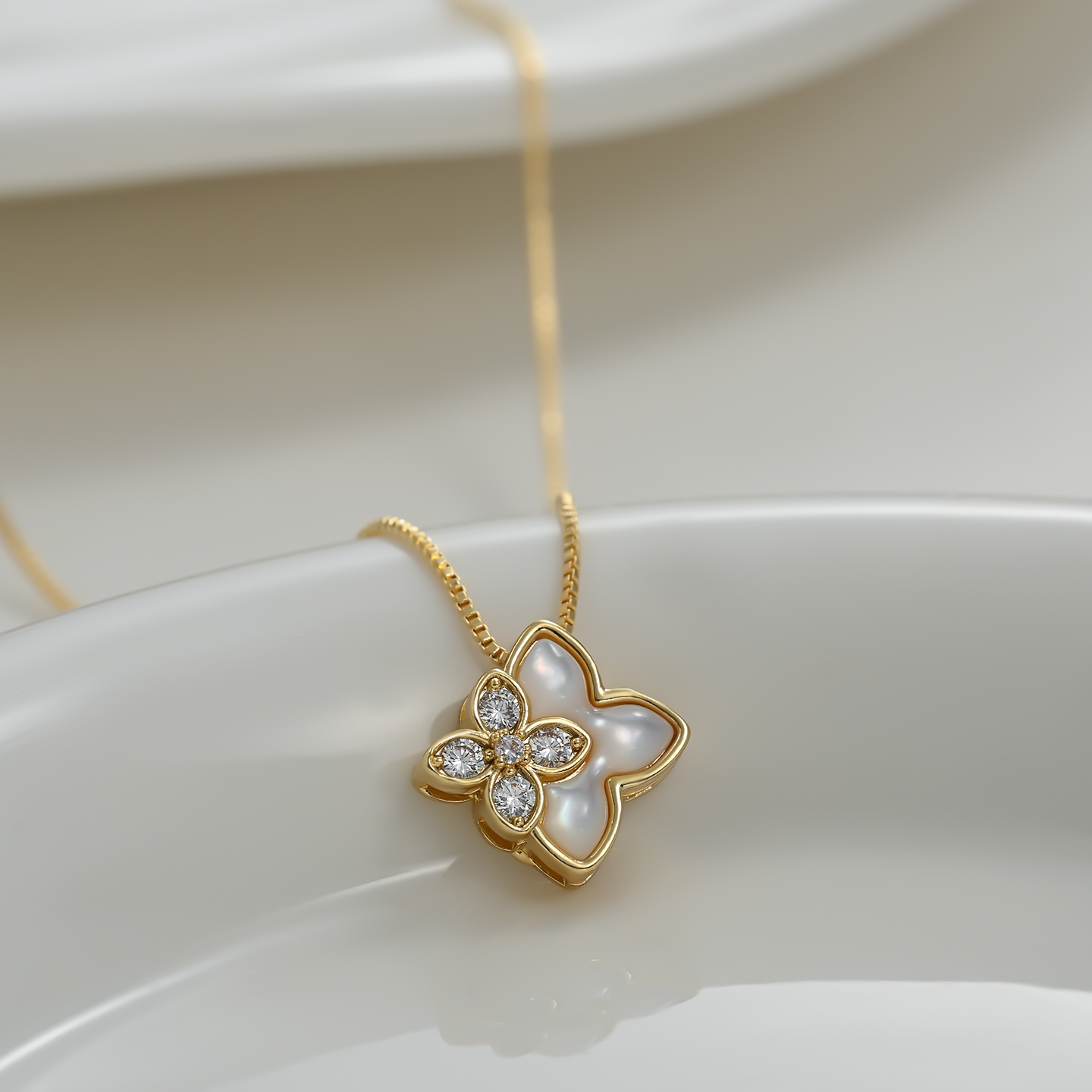 Golden white mother-of-pearl double flower four-leaf clover necklace for women, French light luxury and high-end commuter style collarbone chain accessory Application Scenario