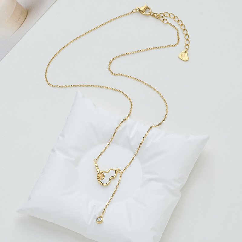 This Chinese-style mother-of-pearl gourd pendant tassel necklace with a loop design is a versatile and popular online celebrity necklace Item Picture