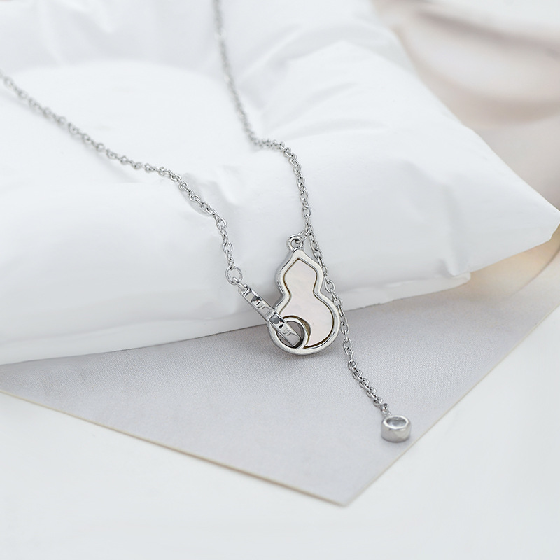 This Chinese-style mother-of-pearl gourd pendant tassel necklace with a loop design is a versatile and popular online celebrity necklace Application Scenario