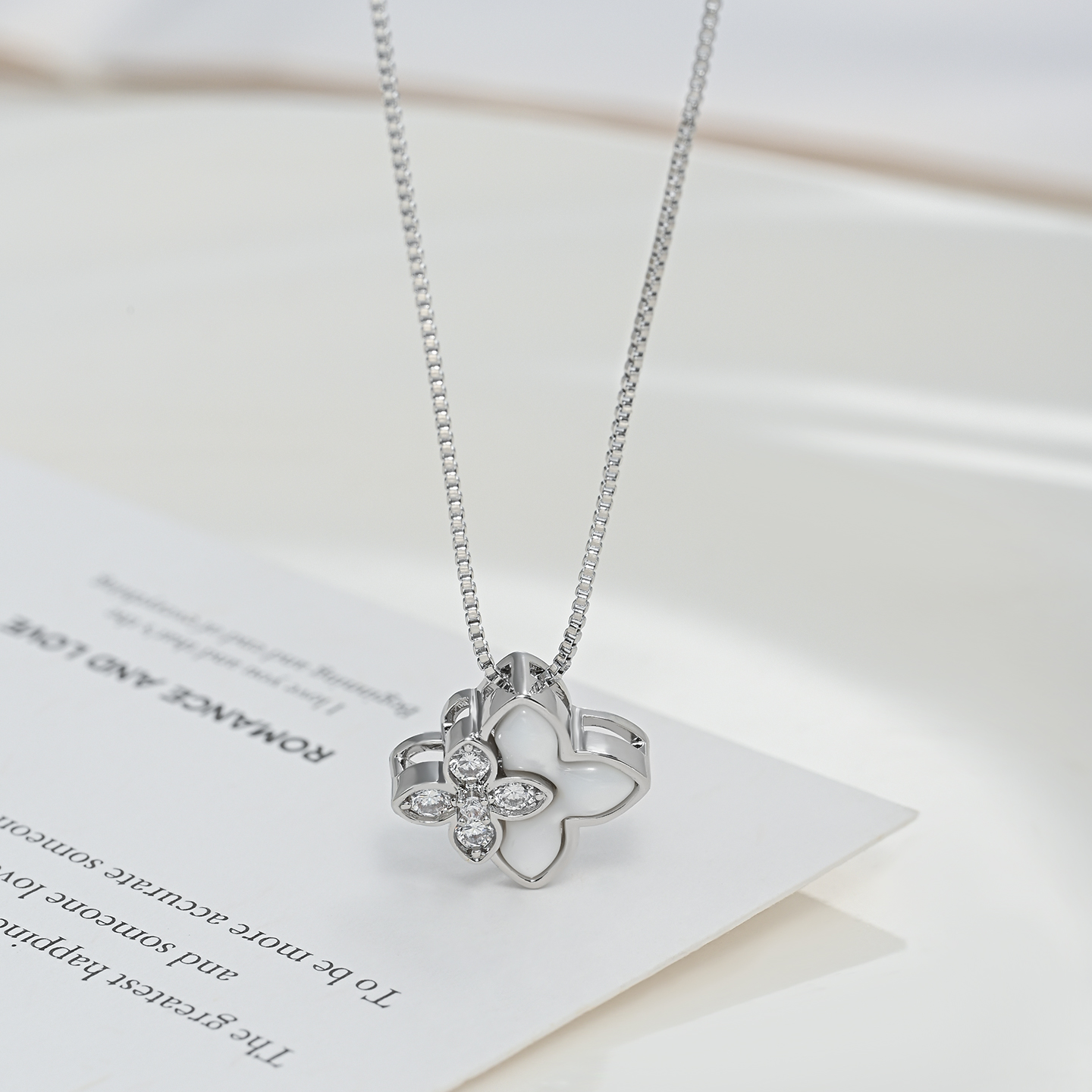 Golden white mother-of-pearl double flower four-leaf clover necklace for women, French light luxury and high-end commuter style collarbone chain accessory Specification image