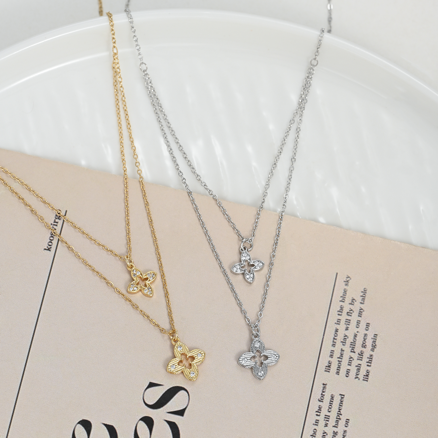 Exquisite, elegant, and grand four-leaf clover commuter collarbone chain necklace full image