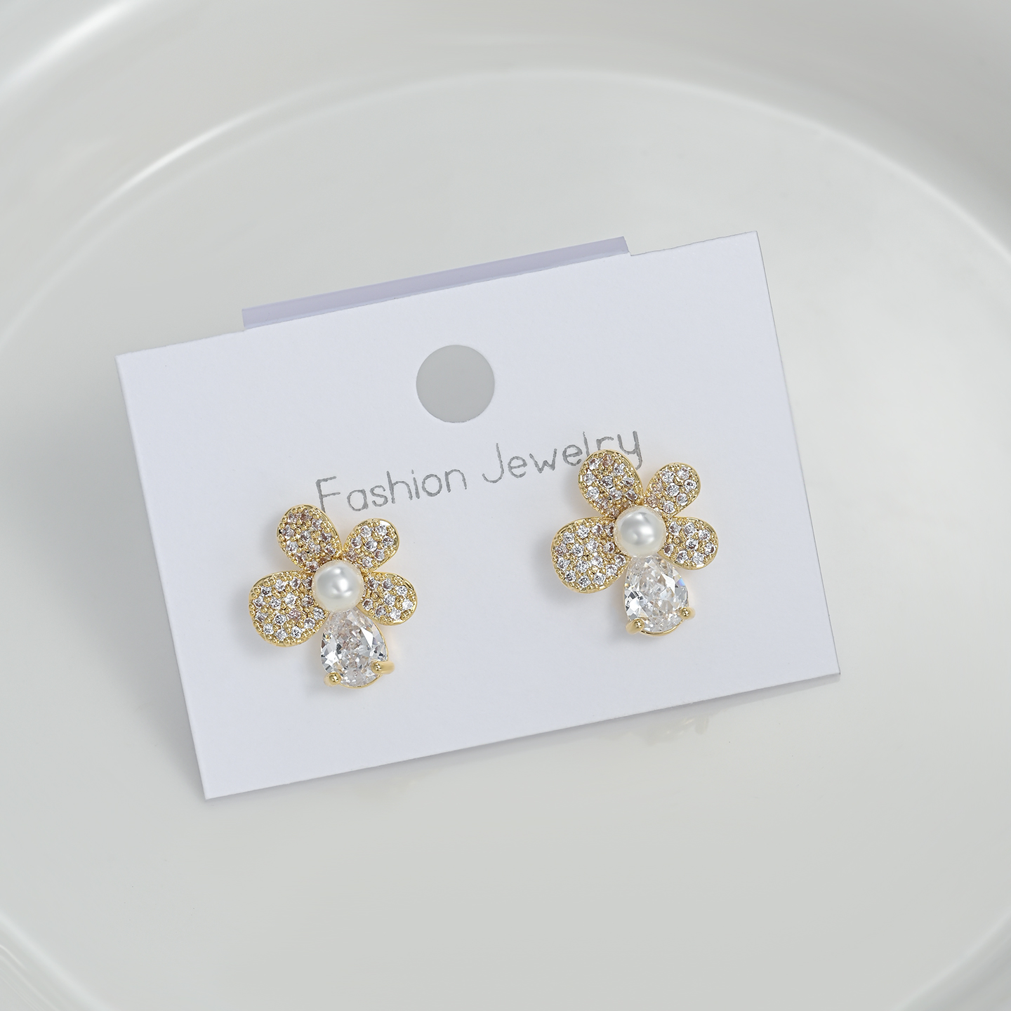 Retro-style exquisite, compact and versatile ear studs with floral and diamond-encrusted luxury and versatility full image