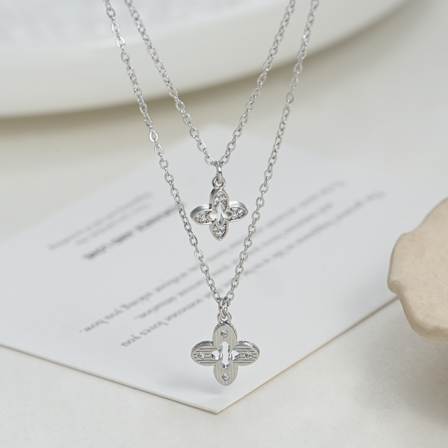 Exquisite, elegant, and grand four-leaf clover commuter collarbone chain necklace Application Scenario