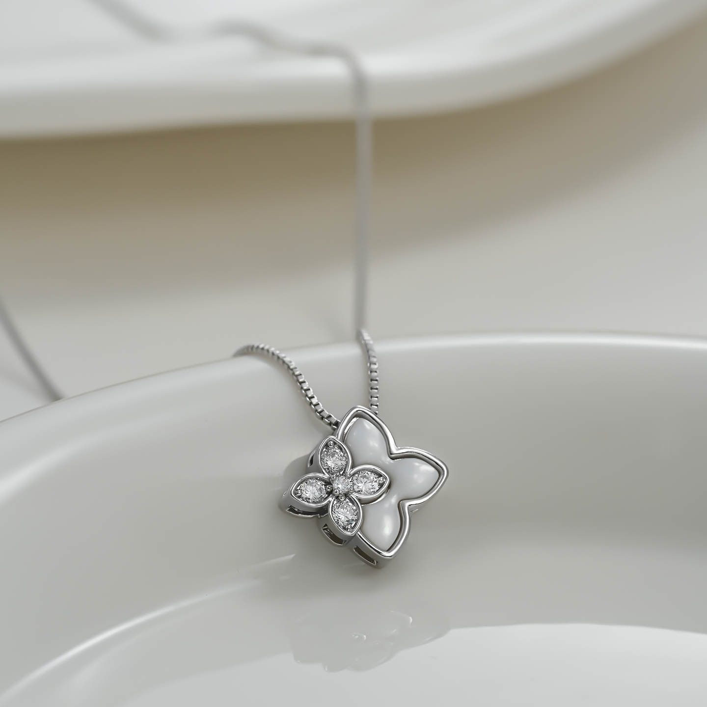 Golden white mother-of-pearl double flower four-leaf clover necklace for women, French light luxury and high-end commuter style collarbone chain accessory Item Picture