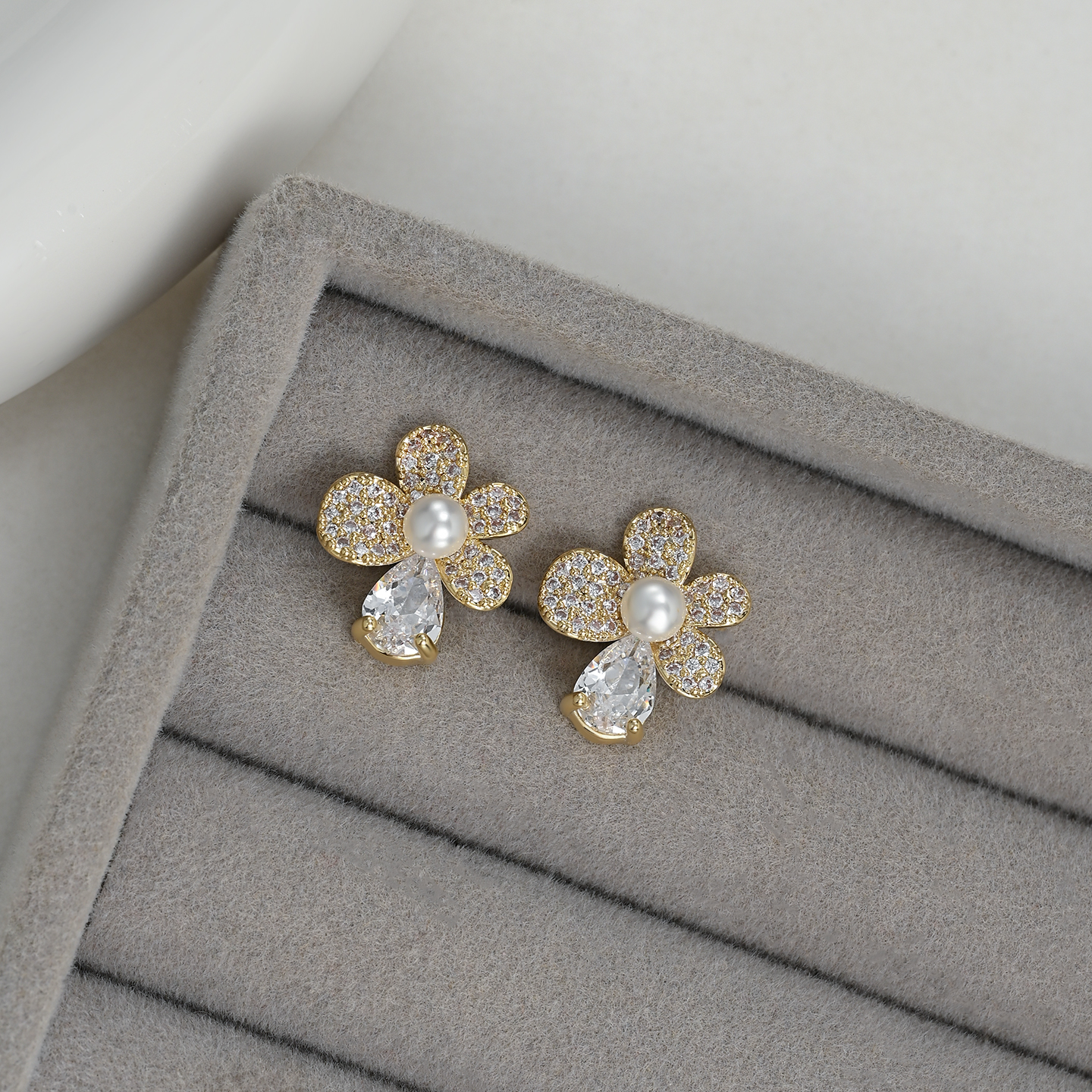 Retro-style exquisite, compact and versatile ear studs with floral and diamond-encrusted luxury and versatility Application Scenario