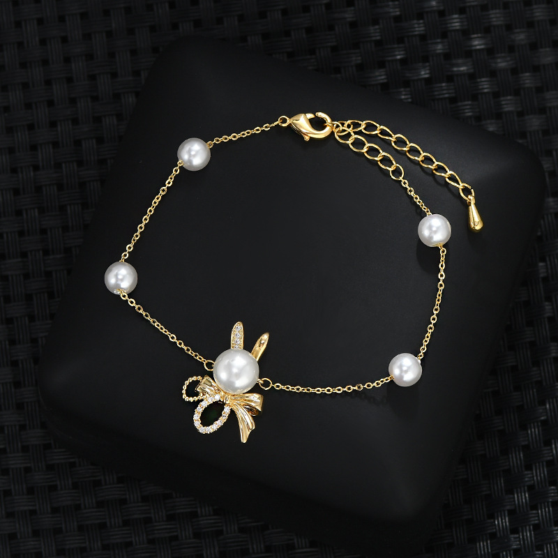 Gentle rabbit pearl adjustable bracelet, a sweet commuting date accessory that exudes grace for girls Application Scenario