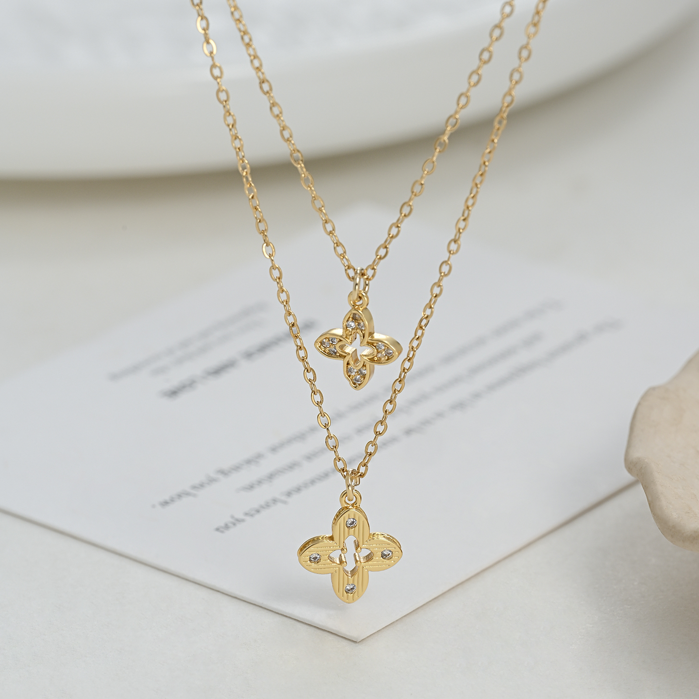 Exquisite, elegant, and grand four-leaf clover commuter collarbone chain necklace Item Picture