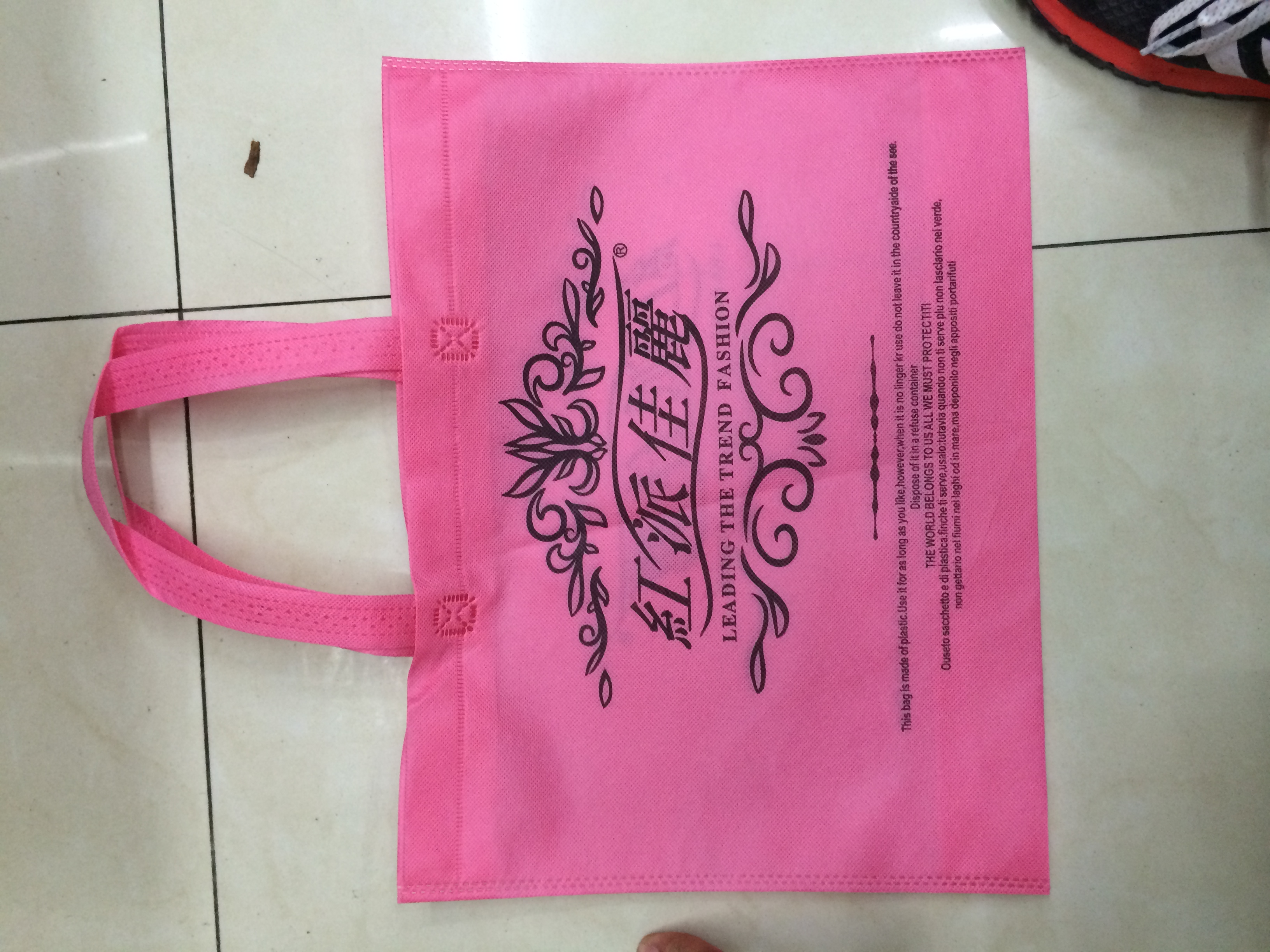 Pink non-woven fabric bags, black plant bags, custom logo hand-held canvas bags, wholesale eco-friendly shopping bags, multi-purpose and convenient to carry