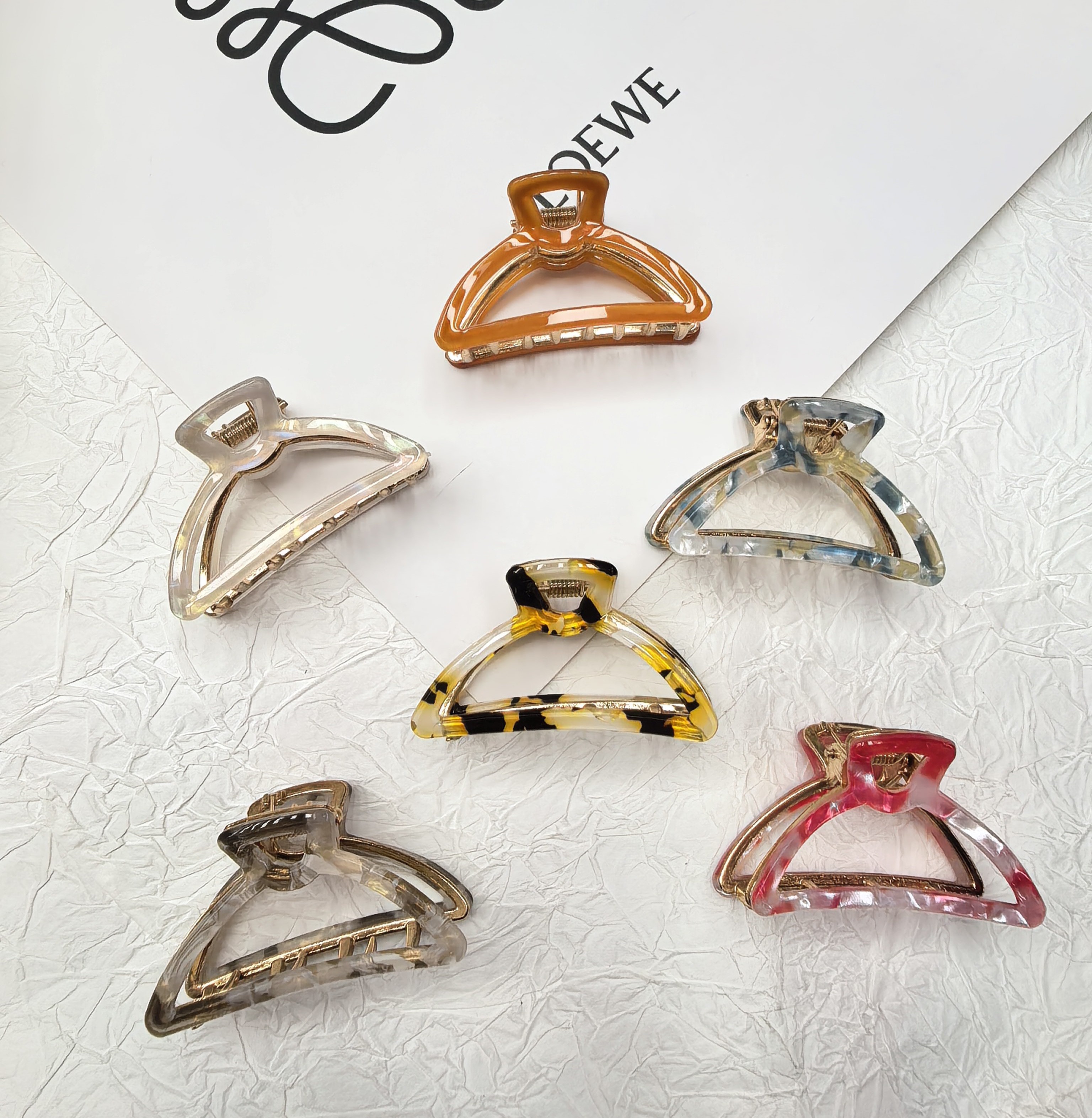 Simple hollowed-out triangular gripper ~ Versatile medium and small sizes ~