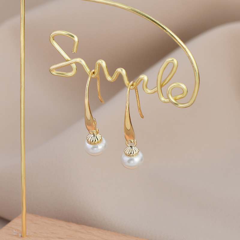 Golden earrings paired with pearls, simple, elegant and fashionable earrings, a versatile accessory for women's charm, a trendy new product Specification image