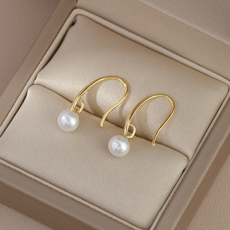 Golden earrings paired with pearls, simple, elegant and fashionable earrings, a versatile accessory for women's charm, a trendy new product Application Scenario