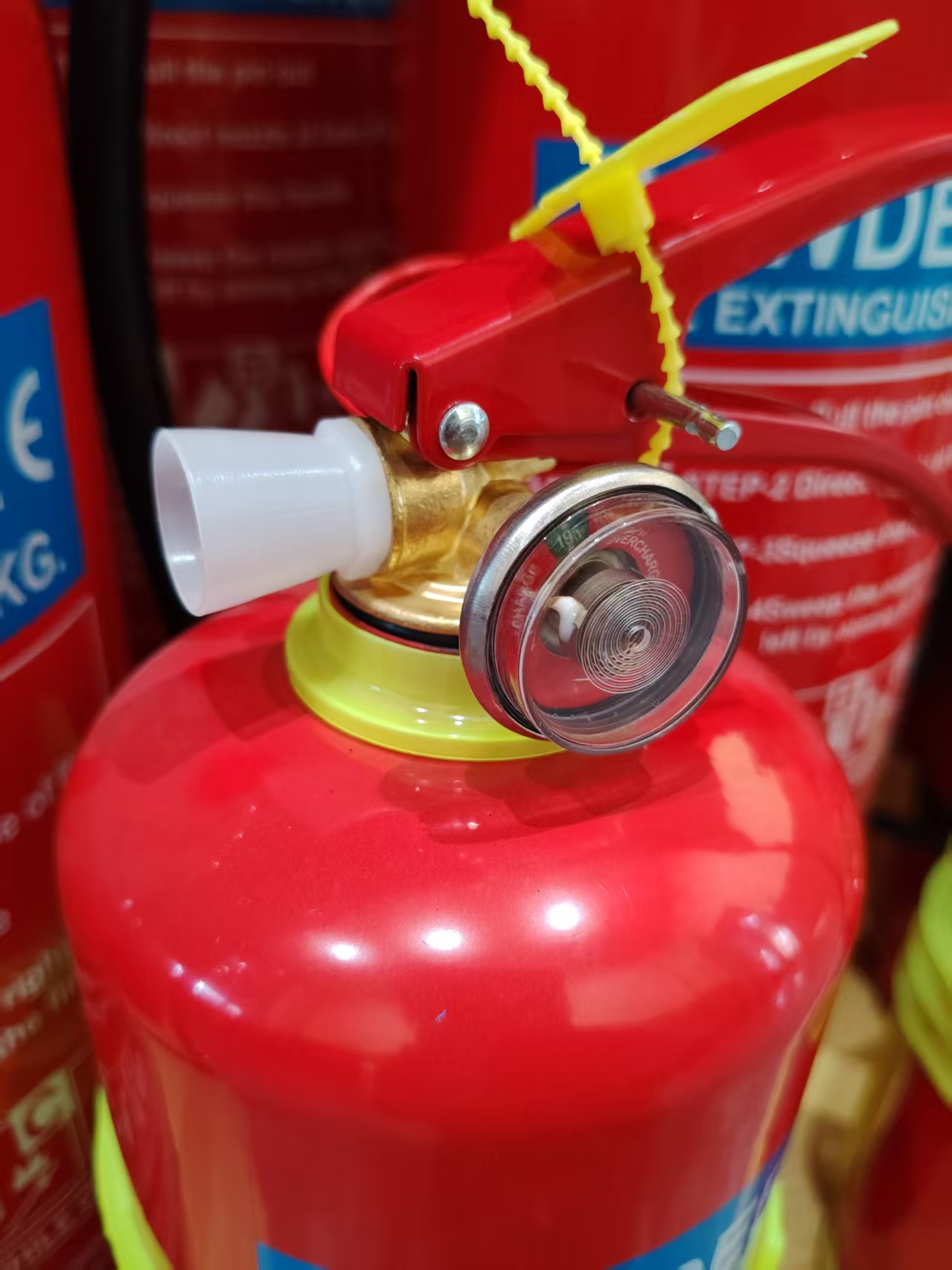 12kg ABC dry powder fire extinguisher, equipped with a long nozzle, red handle, copper natural color domestic valve and domestic red gauge, is suitable for rapid fire extinguishing in warehouses and workshops Application Scenario