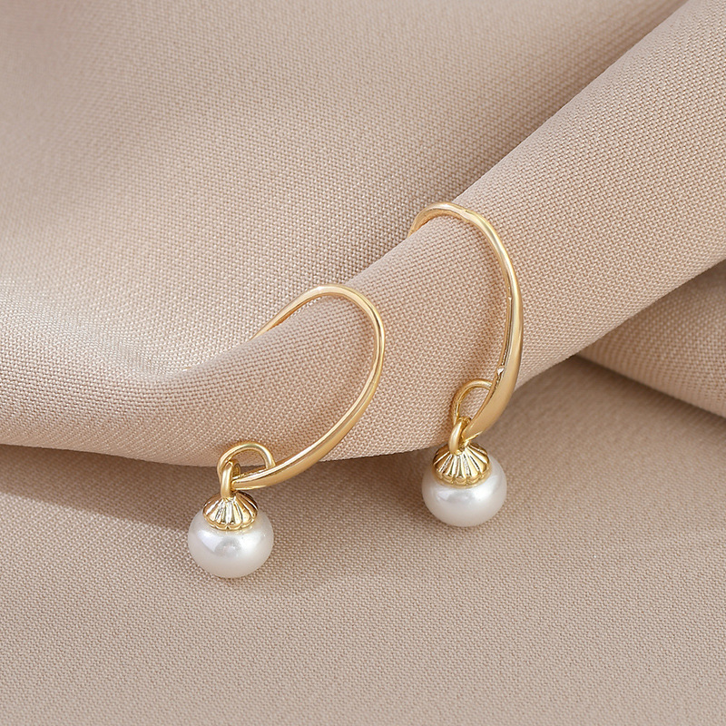 Golden earrings paired with pearls, simple, elegant and fashionable earrings, a versatile accessory for women's charm, a trendy new product details Picture
