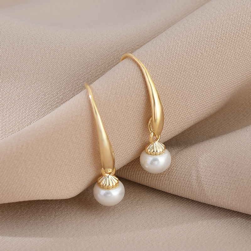 Golden earrings paired with pearls, simple, elegant and fashionable earrings, a versatile accessory for women's charm, a trendy new product