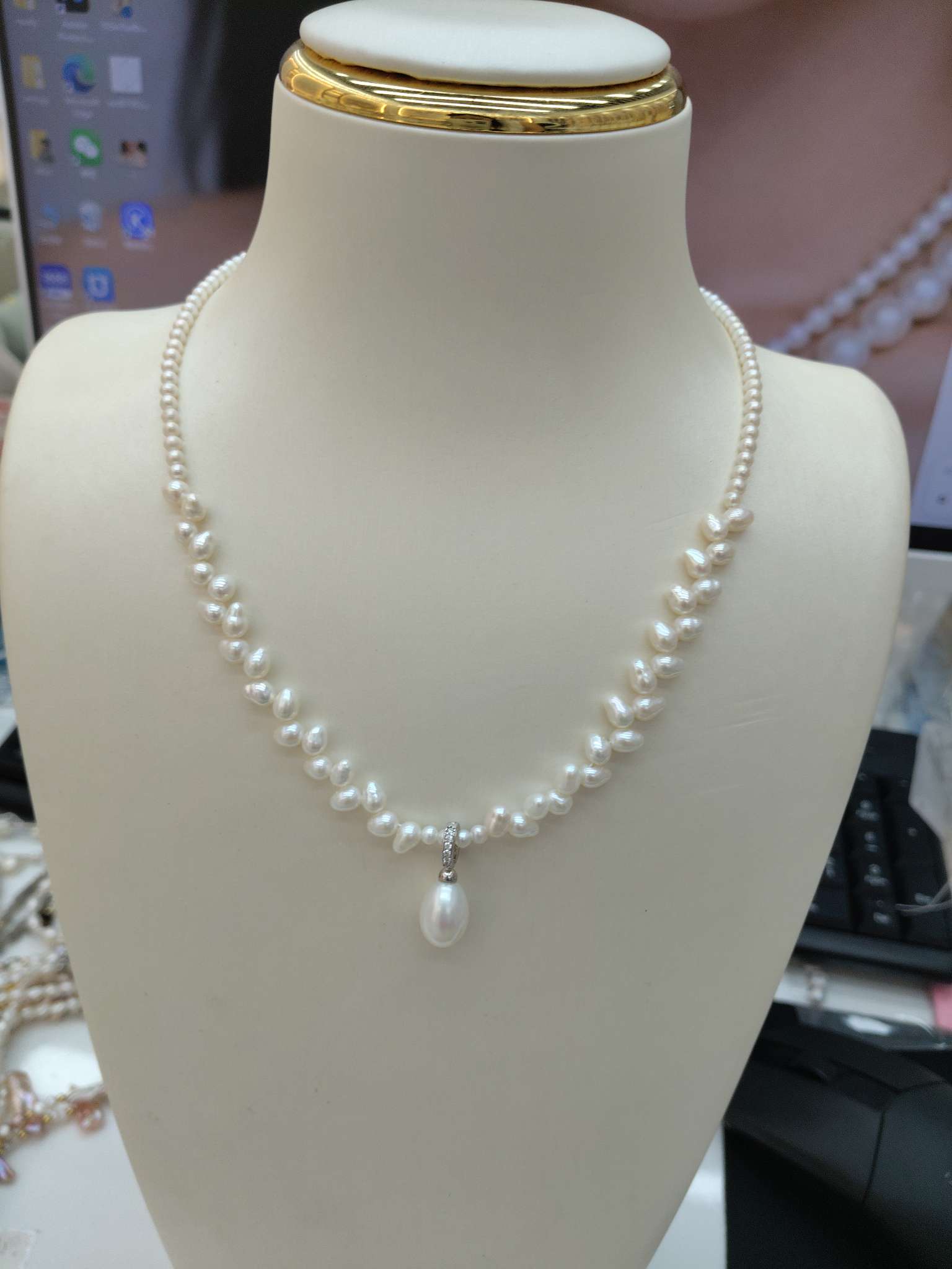 Elegant white pearl necklace, simple and versatile, a fashionable gift accessory for women Item Picture